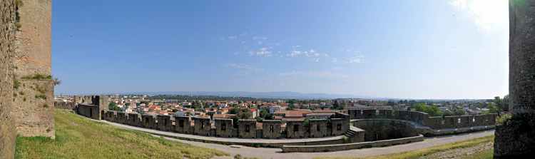 Blick von der Burg auf
                                          die Stadt Carcassonne