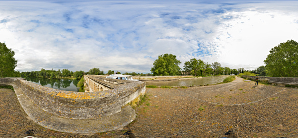 Canal du Midi bei
                                            Beziers, Languedoc,
                                            Frankreich Kugelpanorama an
                                            der Kanalbr�cke �ber den
                                            Fluss Orb