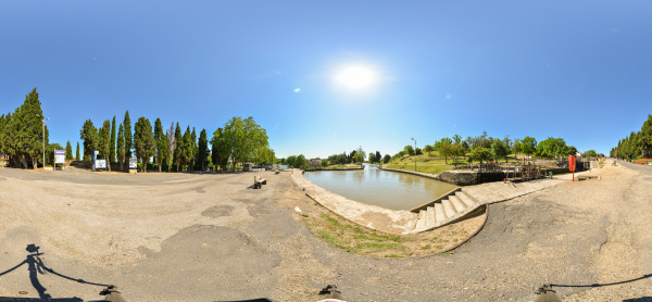 Canal du Midi bei
                                            Beziers, Languedoc,
                                            Frankreich Kugelpanorama
                                            unterhalb der
                                            Schleusentreppe von
                                            Foncerannes