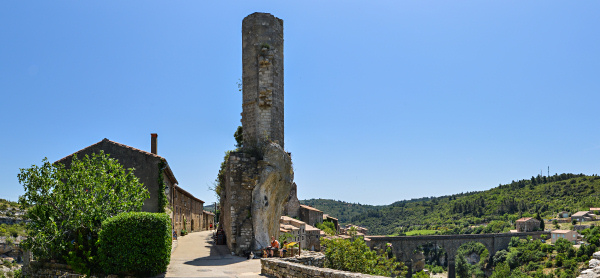 Minerve liegt auf einem
                                            schmalen Kalksteinfelsen in,
                                            Languedoc, Frankreich. Der
                                            �rtliche Fluss hat zwei
                                            gro�e begehbare H�hlen
                                            geschaffen. Kugelpanorama
                                            vom Nordeingang des Ortes.
