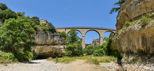 Minerve liegt auf einem
                                            schmalen Kalksteinfelsen in,
                                            Languedoc, Frankreich. Der
                                            �rtliche Fluss hat zwei
                                            gro�e begehbare H�hlen
                                            geschaffen. Kugelpanorama
                                            vom Nordeingang des Ortes.