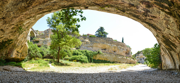 Minerve liegt auf einem
                                            schmalen Kalksteinfelsen in,
                                            Languedoc, Frankreich. Der
                                            �rtliche Fluss hat zwei
                                            gro�e begehbare H�hlen
                                            geschaffen. Kugelpanorama
                                            vom Nordeingang des Ortes.