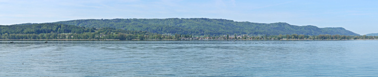 Blick von der Mettnau
auf Höri, Hegau und
Hafenanlage von Radolfzell am
Bodensee Blick von der Mettnau auf
Höri, Hegau und Hafenanlage
von Radolfzell am Bodensee