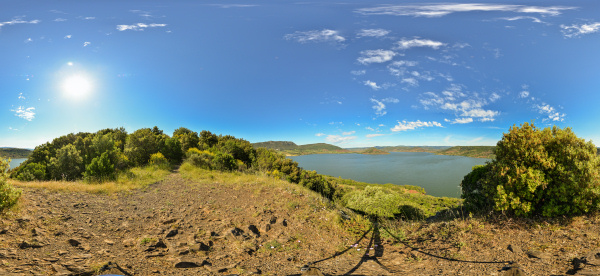 Lac du Salagou n�he
                                          Clermont l'Herault, Languedoc,
                                          Frankreich Kugelpanorama auf
                                          dem "Mont Redon" am
                                          See