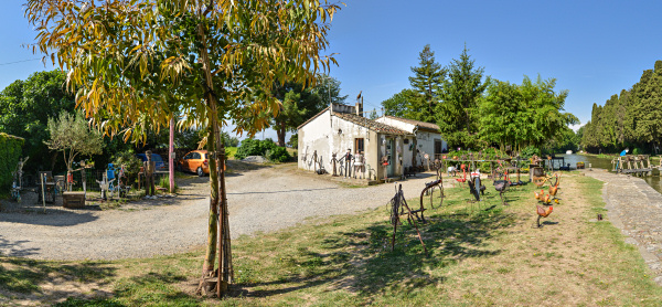 Kunst an der
                                            Kanalschleuse des Kanal du
                                            Midi, Languedoc, Frankreich
                                            Kugelpanorama im
                                            Skulptuerengarten.