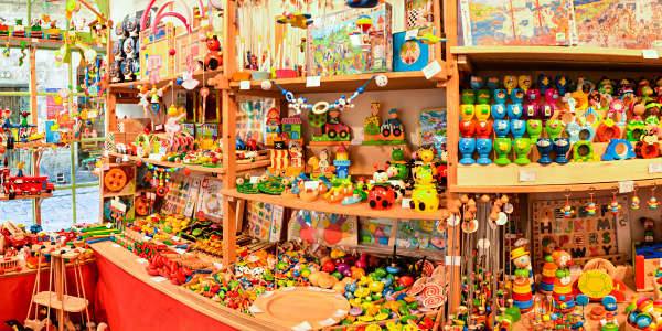 In der Altstadt von
                                            Pezenas, Languedoc,
                                            Frankreich Kugelpanorama in
                                            einem Holzspielzeugladen.