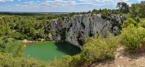 Seegef�llter
                                            Karsttrichter Gouffre de
                                            l'Oeil-Doux, Languedoc,
                                            Frankreich Blick von oben in
                                            den Trichter.
