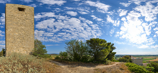 Turm
                                            in Montady, Languedoc,
                                            Frankreich Kugelpanorama mit
                                            Blick auf das Oppidum d'
                                            Eserune und den Kreisrunden
                                            Etang.