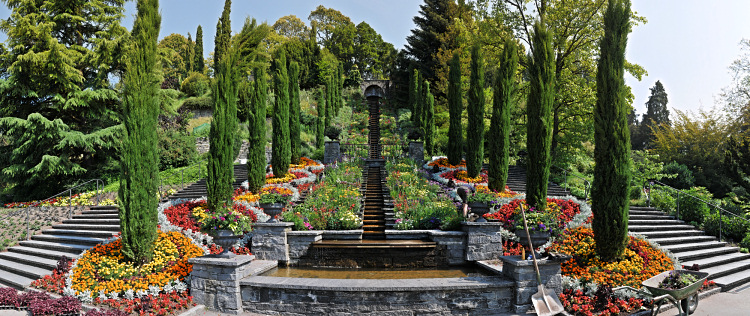 Italienische
Blumen-Wassertreppe auf der
Mainau im Bodensee Italienische
Blumen-Wassertreppe auf der
Mainau im Bodensee